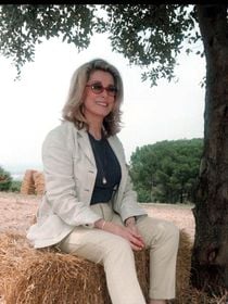 Visite du château de Catherine Deneuve sur les rives de l'Eure, une demeure de 1200 m² et un parc féérique aux 350 variétés de rosiers