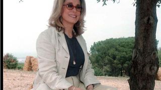 Visite du château de Catherine Deneuve sur les rives de l'Eure, une demeure de 1200 m² et un parc féérique aux 350 variétés de rosiers