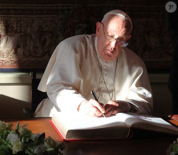 Jorge Mario Bergoglio, plus connu sous son nom de règne, François, est mort ce lundi 21 avril à 88 ans. Né en 1936 à Buenos Aires en Argentine, Jorge Mario Bergoglio était le premier pape non-européen depuis le VIIIe siècle.

Photo : Backgrid UK/ Bestimage
