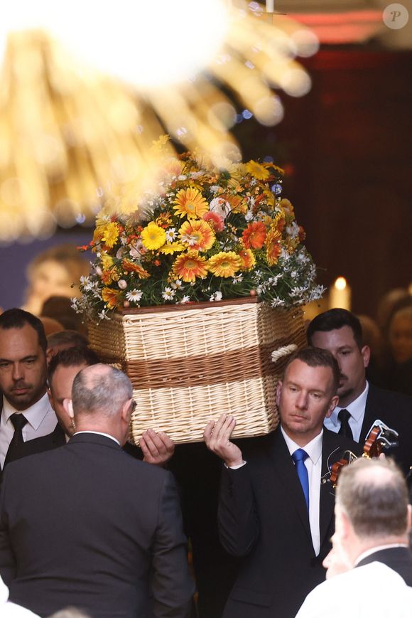 Le cercueil en osier de Brigitte Bardot - Sorties des obsèques de Brigitte Bardot en l'église Paroissiale Notre-Dame-de-l'Assomption de Saint-Tropez, France, le 7 janvier 2026.  Brigitte Bardot, figure emblématique du cinéma français et icône internationale, est décédée le 28 décembre 2025 à l'âge de 91 ans dans sa mythique propriété de La Madrague, à Saint-Tropez (France). Révélée au monde entier par son rôle dans "Et Dieu... créa la femme", elle avait contribué à faire de Saint-Tropez un lieu mondialement connu. L'actrice sera inhumée le 7 janvier 2026 au cimetière marin de Saint-Tropez, aux côtés de son père Louis Bardot (1896-1975) et de sa mère Anne-Marie Mucel (1912-1978). Une cérémonie religieuse se tiendra auparavant dans l'église de Saint-Tropez, où proches, personnalités et anonymes pourront lui rendre un dernier hommage. © Jacovides-Moreau/Bestimage