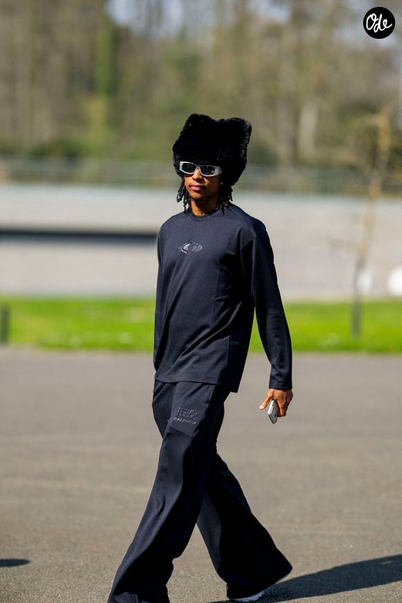 Michael Olise arrive en tête grâce à son mélange de luxe et de sportswear.

Michael Olise - Les joueurs de l'équipe de France de football arrivent au Centre national de football de Clairefontaine-en-Yveline, France, le 23 mars 2026. Les vice-champions du monde se rendront cette semaine aux Etats-Unis, dans la banlieue de Boston, pour y disputer deux matchs amicaux en préparation de la Coupe du monde 2026. D’abord contre le Brésil jeudi (21h) puis la Colombie dimanche (21h). © Pierre Perusseau/Bestimage