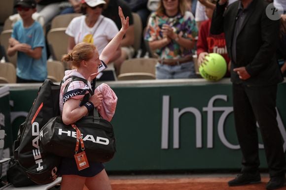 Cette grande annonce est accompagnée sur Instagram d'une photo, où l'on voit la sportive belge poser aux côtés de sa compagne, Émilie Vermeiren, qu'elle a épousée le 16 juillet 2023.

La Belge Alison Van Uytvanck lors des Internationaux de France de Tennis de Roland Garros 2022, le 25 mai 2022. © Aurélien Morissard / Panoramic / Bestimage