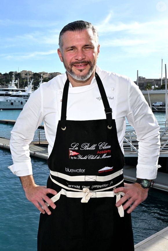 Il regrette que les gens qui en souffrent soient perçus comme des gens bêtes
Glenn Viel, le chef triplement étoilés, durant le Monaco Superyacht Chef Competition 2024 au Yacht Club de Monaco, le 4 avril 2024. © Bruno Bbert/Bestimage