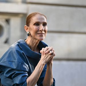 Céline Dion avec ses fans à l'extérieur de son hôtel à Paris le 6 septembre 2026. © Lionel Urman/Bestimage