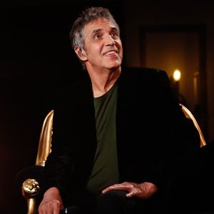 Julien Clerc lors de l'enregistrement de l'émission "Serge Lama, le dernier rappel" présentée par F. Bollaert, diffusée le vendredi 21 novembre 2025 sur France 3 à 21h10, au théâtre Marigny à Paris, France, le 29 avril 2025. © Clovis-Moreau/Bestimage