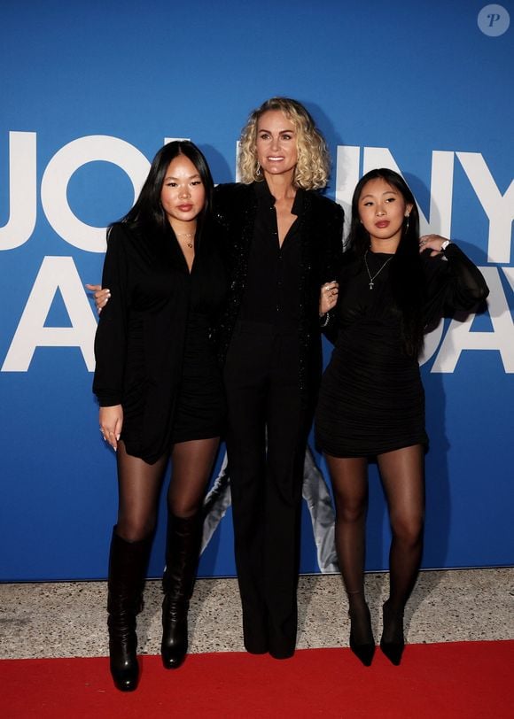 Au cours de leur échange, nos confrères ont voulu savoir si elle était une "maman cool" ou plutôt "stricte". "Les deux", a répondu Laeticia Hallyday.

Laeticia Hallyday et ses filles Joy et Jade - Photocall du vernissage de l'exposition "Johnny Hallyday, l'exposition" au Palais des Expositions à Paris. Le 21 décembre 2023
© Dominique Jacovides / Bestimage