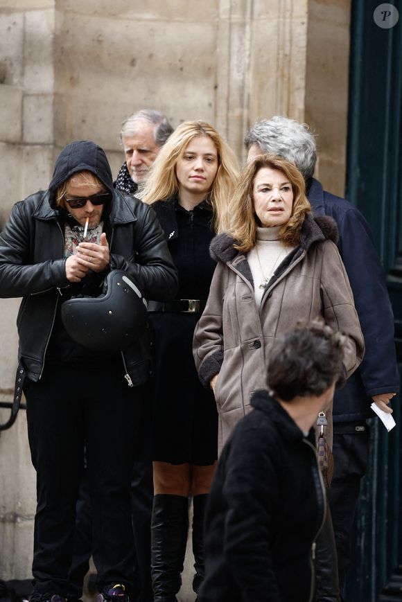 Enfin, Nicole Calfan était également présente sur le parvis de la célèbre église, à la sortie de la cérémonie. 

guest, Nicole Calfan - Personnalités à la cérémonie en hommage à Tchéky Karyo en l'église Saint Roch à Paris le 13 novembre 2025.