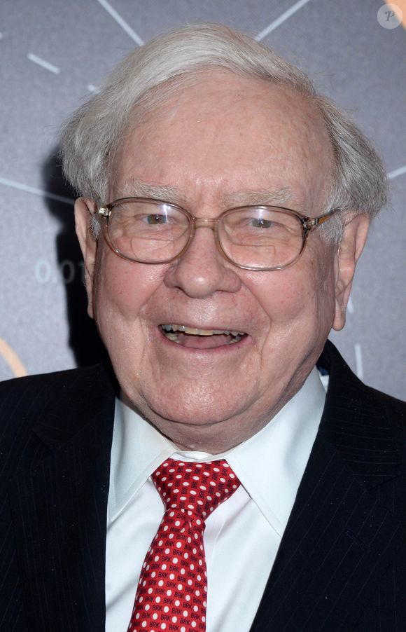 L’homme d’affaire prévoit de quitter Berkshire Hathaway à la fin du mois de décembre, pour laisser sa place à Greg Abel, 63 ans. 

Warren Buffet lors de la première du film "Becoming Warren Buffet" à New York. Le 19 janvier 2017