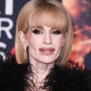 Elle y recevait un prix d’honneur au nom de son défunt père, Ozzy Osbourne, aux côtés de sa mère Sharon Osbourne.

Kelly Osbourne - Cérémonie des Brit Awards 2026 à Manchester le 28 février 2026.
© Action press / Bestimage