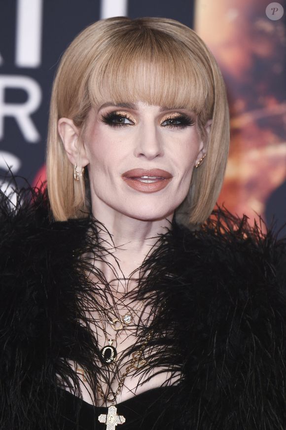 Elle y recevait un prix d’honneur au nom de son défunt père, Ozzy Osbourne, aux côtés de sa mère Sharon Osbourne.

Kelly Osbourne - Cérémonie des Brit Awards 2026 à Manchester le 28 février 2026.
© Action press / Bestimage