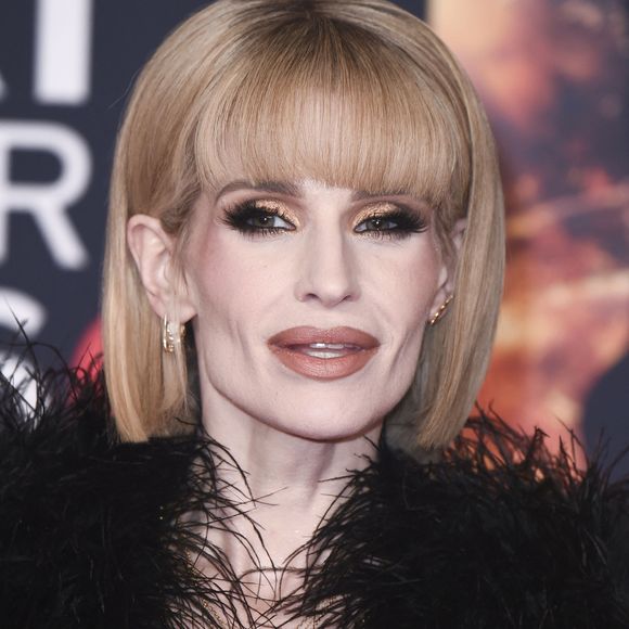 Elle y recevait un prix d’honneur au nom de son défunt père, Ozzy Osbourne, aux côtés de sa mère Sharon Osbourne.

Kelly Osbourne - Cérémonie des Brit Awards 2026 à Manchester le 28 février 2026.
© Action press / Bestimage