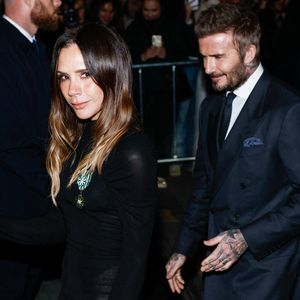 Victoria Beckham et son mari David Beckham - Victoria Beckham, tout juste élevée au rang de Chevalier des Arts et des Lettres, quitte le ministère de la Culture en famille à Paris, France, le 26 janvier 2026. © Cyril Moreau/Bestimage