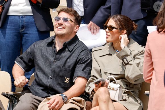 Antoine Dupont et sa compagne Iris Mittenaere en tribunes lors de la finale messieurs des Internationaux de France de Tennis de Roland Garros 2025 (jour 15), à Paris, France, le 8 juin 2025. © Cyril Moreau/Bestimage