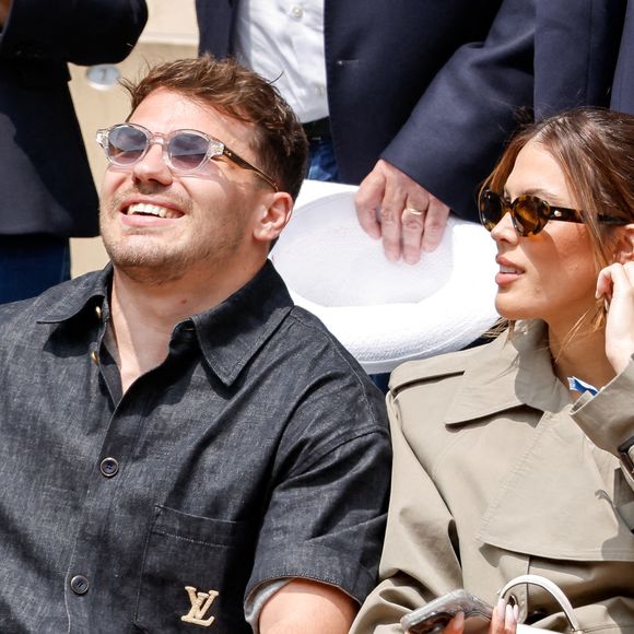 Antoine Dupont et sa compagne Iris Mittenaere en tribunes lors de la finale messieurs des Internationaux de France de Tennis de Roland Garros 2025 (jour 15), à Paris, France, le 8 juin 2025. © Cyril Moreau/Bestimage