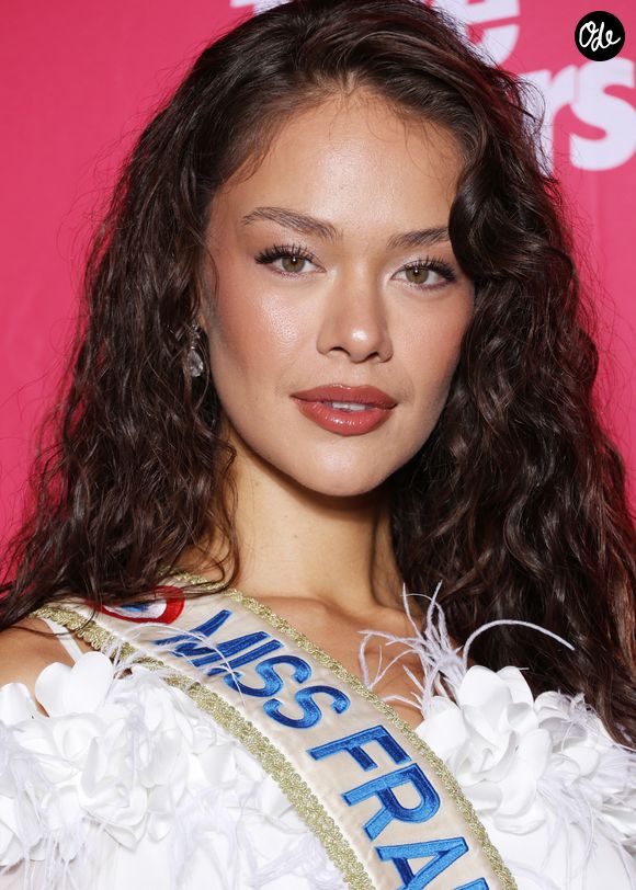 Alors qu'elle s'apprête à céder sa couronne de Miss France 2026, la jeune femme revient sur les moments marquants de son règne dans sa dernière chronique pour "Télé-Loisirs".

Hinaupoko Deveze (Miss France 2026) - Photocall des "Télé Loisirs Awards" au Casino de Paris le 29 Septembre 2026. © Denis Guignebourg/Bestimage