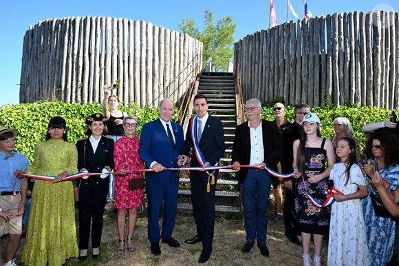 Le prince Albert II de Monaco, la princesse Charlène de Monaco, le prince Jacques de Monaco, marquis des Baux, et la princesse Gabriella de Monaco, comtesse de Carladès, ont été accueillis à Mur-de-Barrez en Aveyron par M. Pierre Ignace, le maire de la commune et membre de la délégation officielle française lors de la récente visite d’État à Monaco, le 9 juillet 2025.

© Bruno Bebert/Bestimage