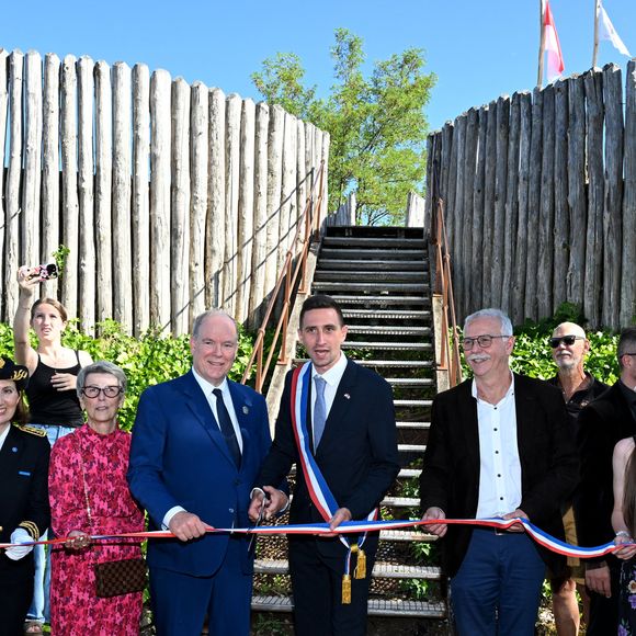 Le prince Albert II de Monaco, la princesse Charlène de Monaco, le prince Jacques de Monaco, marquis des Baux, et la princesse Gabriella de Monaco, comtesse de Carladès, ont été accueillis à Mur-de-Barrez en Aveyron par M. Pierre Ignace, le maire de la commune et membre de la délégation officielle française lors de la récente visite d’État à Monaco, le 9 juillet 2025.

© Bruno Bebert/Bestimage
