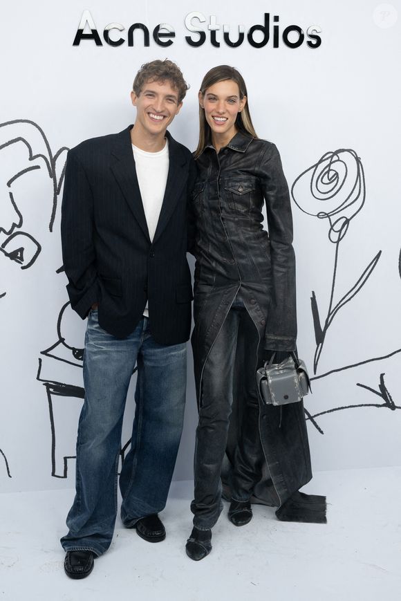 Aliocha Schneider et Charlotte Cardin assistent au défilé Acne Studios Womenswear Spring/Summer 2025 dans le cadre de la semaine de la mode à Paris, France, le 25 septembre 2024. Photo Laurent Zabulon/Abaca