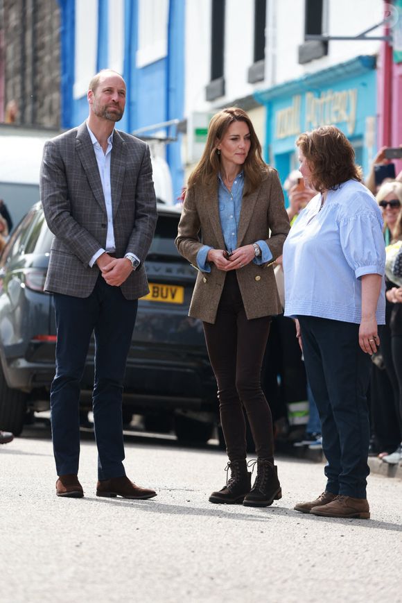 Le prince William, prince de Galles, et Catherine (Kate) Middleton, princesse de Galles, duc et duchesse de Rothesay, visitent la ville de Tobermory en Ecosse, Royaume Uni, le 29 avril 2025. © Ian Vogler/MirrorPix/Bestimage