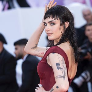 Mais ce qui a attiré l'attention des badauds et des photographes, c'est surtout... Le look de Cara Delevigne !

Cara Delevingne - Montée des marches du film « The history of sound » lors du 78ème Festival International du Film de Cannes, au Palais des Festivals à Cannes. Le 21 mai 2025
© Jacovides-Moreau / Bestimage