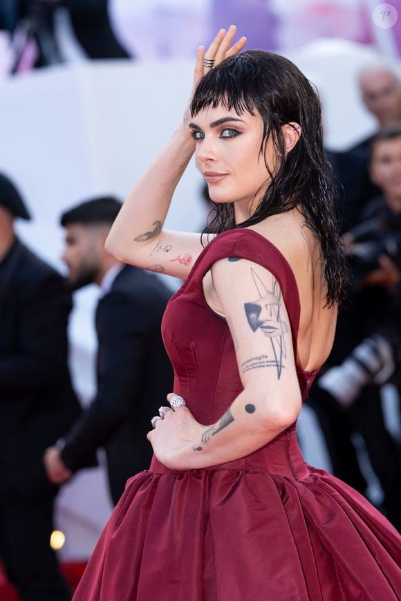 Mais ce qui a attiré l'attention des badauds et des photographes, c'est surtout... Le look de Cara Delevigne !

Cara Delevingne - Montée des marches du film « The history of sound » lors du 78ème Festival International du Film de Cannes, au Palais des Festivals à Cannes. Le 21 mai 2025
© Jacovides-Moreau / Bestimage