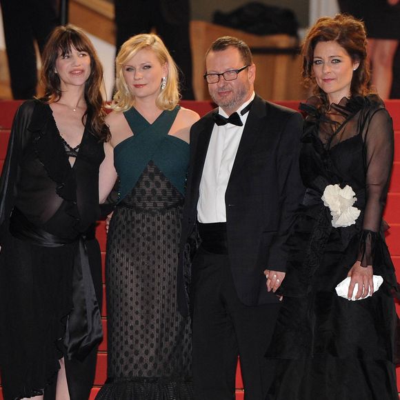 Kirsten Dunst, Charlotte Rampling, Charlotte Gainsbourg, Lars von Trier arrivant pour la projection du film 'Melancholia' réalisé par Lars von Trier et présenté en compétition dans la section Longs métrages dans le cadre du 64ème Festival International du Film de Cannes, au Palais des Festivals à Cannes, sud de la France le 18 mai 2011. Photo par Hahn-Nebinger-Genin/ABACAPRESS.COM