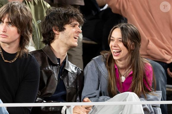 Tout comme Kim Higelin, Tanguy De Rothschild est acteur mais aussi photographe et mannequin.
Kim Higelin et son compagnon Tanguy De Rothschild dans les tribunes lors des Internationaux de France de Tennis de Roland Garros 2025, à Paris, France, le 27 mai 2025. © Jacovides-Moreau/Bestimage