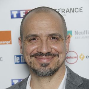 Il a installé son propre studio chez lui pour travailler à son rythme.

Alexandre Astier - 29ème cérémonie des Trophées du film français à l'hôtel Intercontinental à Paris le 1er février 2022. © Christophe Aubert via Bestimage