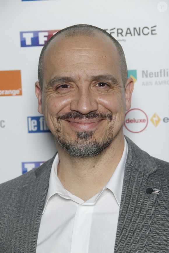 Il a installé son propre studio chez lui pour travailler à son rythme.

Alexandre Astier - 29ème cérémonie des Trophées du film français à l'hôtel Intercontinental à Paris le 1er février 2022. © Christophe Aubert via Bestimage