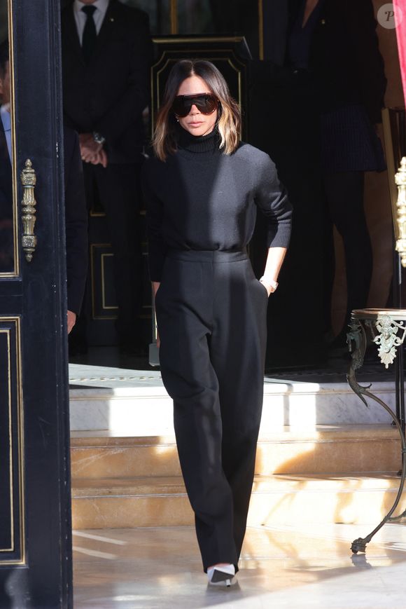 Victoria Beckham à la sortie de l'hôtel La Réserve Paris - Hotel and Spa en marge de la Fashion Week de Paris (PFW), à Paris, France, le 7 mars 2025. © Cyril Moreau/Bestimage