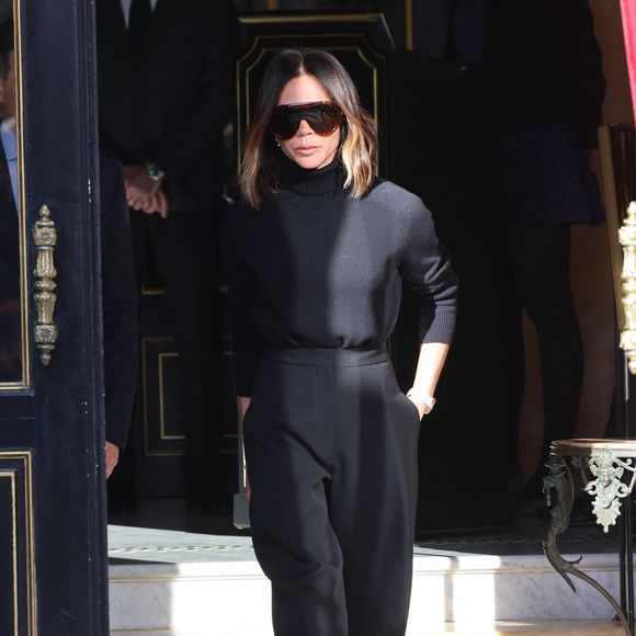Victoria Beckham à la sortie de l'hôtel La Réserve Paris - Hotel and Spa en marge de la Fashion Week de Paris (PFW), à Paris, France, le 7 mars 2025. © Cyril Moreau/Bestimage