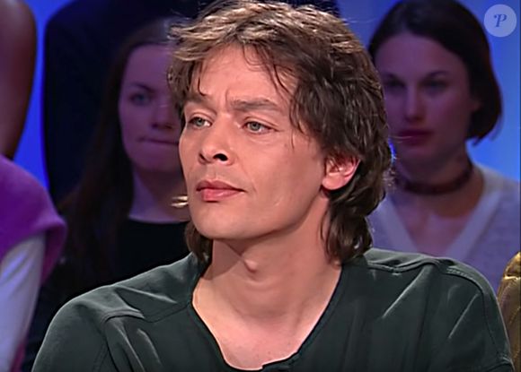 Ari Boulogne (né Christian Aaron Paffgen, fils illégitime d'Alain Delon) dans l'émission "Tout le monde en parle" d'Ardisson en 2001. © Capture TV France 2 via Bestimage