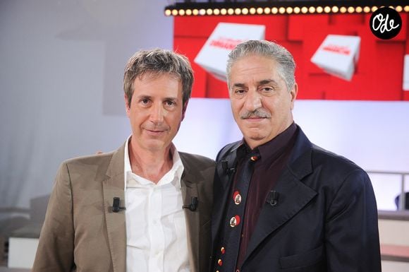 Emmanuel Chaunu accompagne les échanges avec ses dessins réalisés en direct.

 Antonin Baudry et Simon Abkarian lors de l'enregistrement de l'émission Vivement dimanche édition spéciale intitulée 'Général de Gaulle' au studio Rive gauche, présentée par M.Drucker et diffusée le 11 octobre sur France 3, à Paris, France, le 30 septembre 2026. © Guillaume Gaffiot/Bestimage
