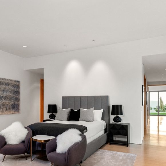 Exclusif - La nouvelle villa de Kanye West à Beverly Hills. Kanye a finalisé l'achat hors marché pour 35 millions de dollars. La propriété de style méditerranéen comprend environ 1900 m2 d'espace habitable, des jardins privés et des vues panoramiques sur la ville. Los Angeles, le 15 décembre 2024.