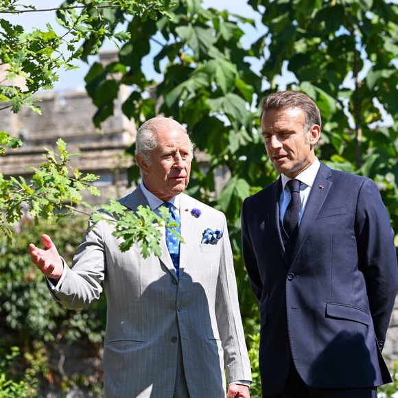 Brigitte et Emmanuel Macron ont été reçus en grande pompe à Windsor par Charles III, pour une visite d’État placée sous le signe de la tradition et de l’amitié franco-britannique.

Déambulation d'Emmanuel Macron, président de la République Française, et de la Première dame Brigitte Macron, dans les jardins du château de Windsor avec le roi Charles III d'Angleterre et Camilla Parker Bowles, reine consort 
© Jeanne Accorsini / Pool / Bestimage