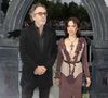 Tim Burton ne fait pas les choses à moitié pour enrichir l'univers des Addams. Pour entourer Jenna Ortega, la production a recruté des icônes du cinéma et des séries cultes.

Tim Burton et Jenna Ortega - Première de la partie 1 de la saison 2 de la série "Mercredi" à l'occasion de l' inauguration du Beach Club à Paris le 31 juillet 2025. 

© Coadic Guirec/Bestimage