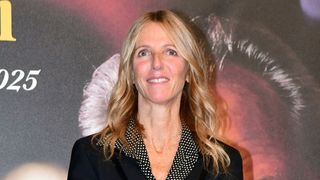 Une coupe à partir de 220 euros... Sandrine Kiberlain a fait appel à un célèbre coiffeur de stars dont vous pouvez vous offrir les services !