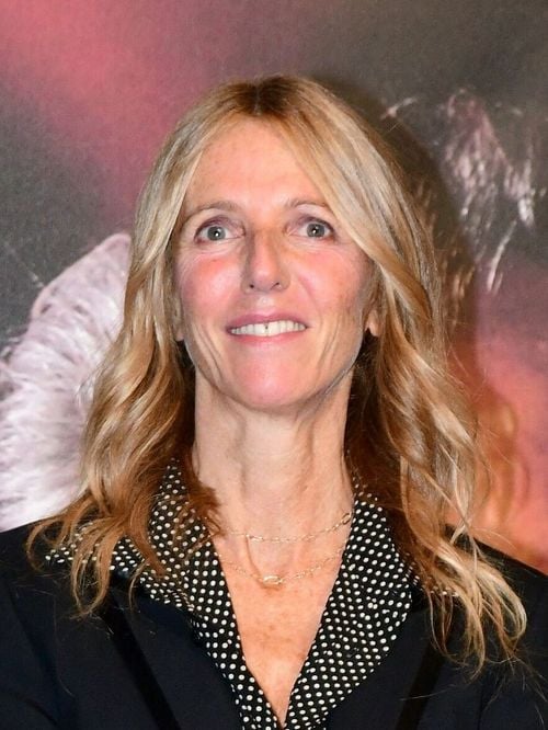 Une coupe à partir de 220 euros... Sandrine Kiberlain a fait appel à un célèbre coiffeur de stars dont vous pouvez vous offrir les services !