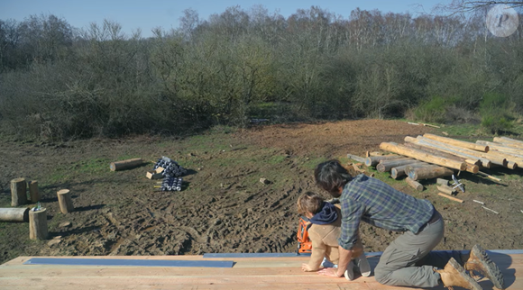 Vianney en pleine construction de sa cabane