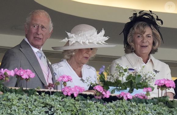 Le roi Charles III (à gauche) et la reine Camilla regardent les Sandringham Stakes lors de la quatrième journée du Royal Ascot à l'hippodrome d'Ascot, dans le Berkshire. 20 juin 2025. © Andrew Matthews/PA Wire.