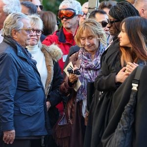 "Nous pensons beaucoup à Michel, c’était trop tôt et trop violent", indique l'actrice de 73 ans.

Christian Clavier, Marie-Anne Chazel, Ramatoulaye Diop, la veuve du défunt - Sortie des Obsèques de Michel Blanc en l'église Saint-Eustache à Paris, le 10 octobre 2024. 
© Moreau / Jacovides / Bestimage