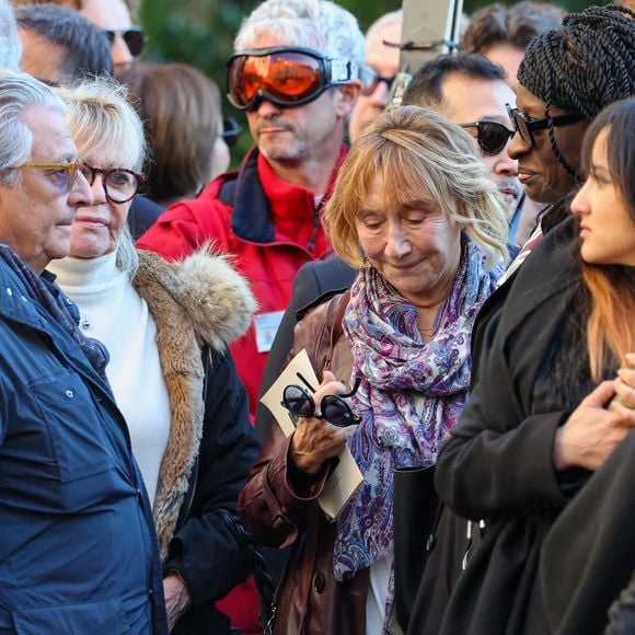 "Nous pensons beaucoup à Michel, c’était trop tôt et trop violent", indique l'actrice de 73 ans.

Christian Clavier, Marie-Anne Chazel, Ramatoulaye Diop, la veuve du défunt - Sortie des Obsèques de Michel Blanc en l'église Saint-Eustache à Paris, le 10 octobre 2024. 
© Moreau / Jacovides / Bestimage