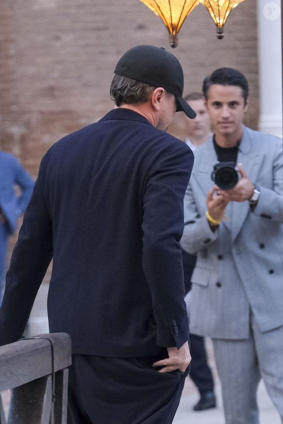 Le duo figure parmi les invités du mariage de Jeff Bezos avec Lauren Sanchez à Venise. 

Venise, Italie -  Leonardo DiCaprio arrive avec Vittoria Ceretti au mariage de Jeff Bezos le 26 juin 2025.



Photo : Backgrid UK/ Bestimage