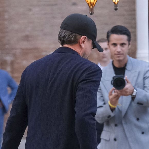 Le duo figure parmi les invités du mariage de Jeff Bezos avec Lauren Sanchez à Venise. 

Venise, Italie -  Leonardo DiCaprio arrive avec Vittoria Ceretti au mariage de Jeff Bezos le 26 juin 2025.



Photo : Backgrid UK/ Bestimage