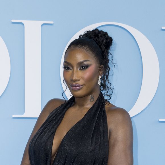 A chacune de ses apparitions, Aya Nakamura affiche une ligne sculpturale et des courbes assumées. 

Aya Nakamura au photocall du défilé de mode féminine Dior printemps-été 2025 lors de la Fashion Week de Paris (PFW), à Paris, France © Olivier Borde/Bestimage