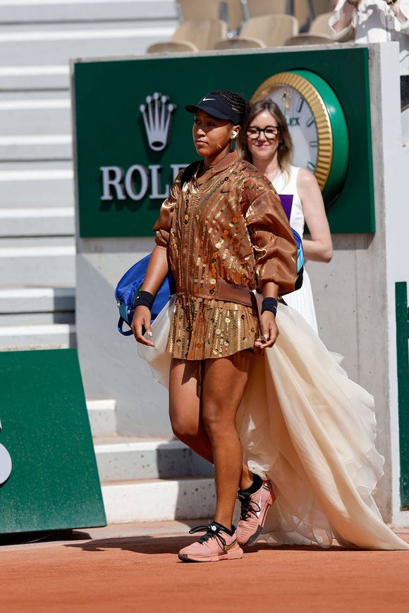 Théma - La joueuse de tennis Naomi Osaka et ses tenues improbables - Naomi Osaka arrive avec une traine blanche pour son second tour aux internationaux de France de Tennis de Roland Garros 2026, à Paris, France, le 28 mai 2026. © Imago/PsnewZ/Bestimage