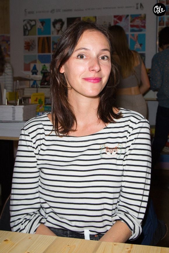 De ce long séjour à Montréal où elle a poursuivi ses études, à un voyage au Vietnam, la "fille de" est revenue avec la certitude d'être faite pour écrire et dessiner...

Lolita Séchan lors du Festival du livre de Paris, le 23 avril 2022 à Paris, en France. Photo de Nasser Berzane/Abaca