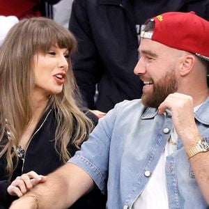 Taylor Swift et Travis Kelce portaient tous les deux des tenues siglées Dior.

Taylor Swift et Travis Kelce discutent pendant le premier quart-temps du match de finale de la Conférence Est opposant les Cleveland Cavaliers aux New York Knicks, à Cleveland (Ohio, États-Unis), le 23 mai 2026. Photo d'Aaron Josefczyk/UPI/ABACAPRESS.COM
