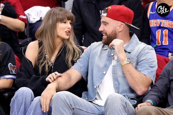 Taylor Swift et Travis Kelce portaient tous les deux des tenues siglées Dior.

Taylor Swift et Travis Kelce discutent pendant le premier quart-temps du match de finale de la Conférence Est opposant les Cleveland Cavaliers aux New York Knicks, à Cleveland (Ohio, États-Unis), le 23 mai 2026. Photo d'Aaron Josefczyk/UPI/ABACAPRESS.COM