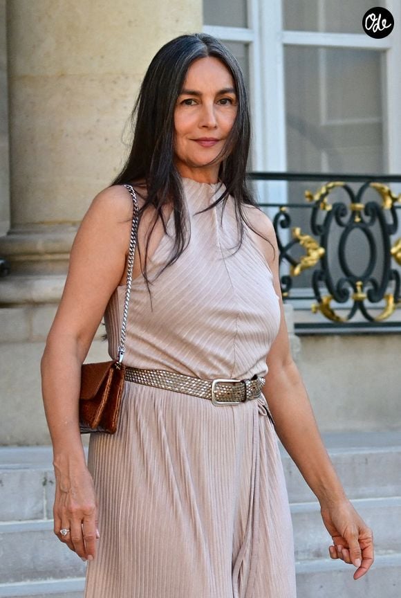Toutefois, la jeunesse de son visage ne doit rien au hasard. L'artiste prend grand soin de sa peau au quotidien.

Azucena Caamaño, la femme de Florent Pagny à la sortie de la cérémonie de remise de légion d'honneur de Jean-Paul Bigard, Pdg de l'entreprise éponyme, au palais de l'Elysée à Paris le 27 mai 2026. 

© Christian Liewig / Bestimage